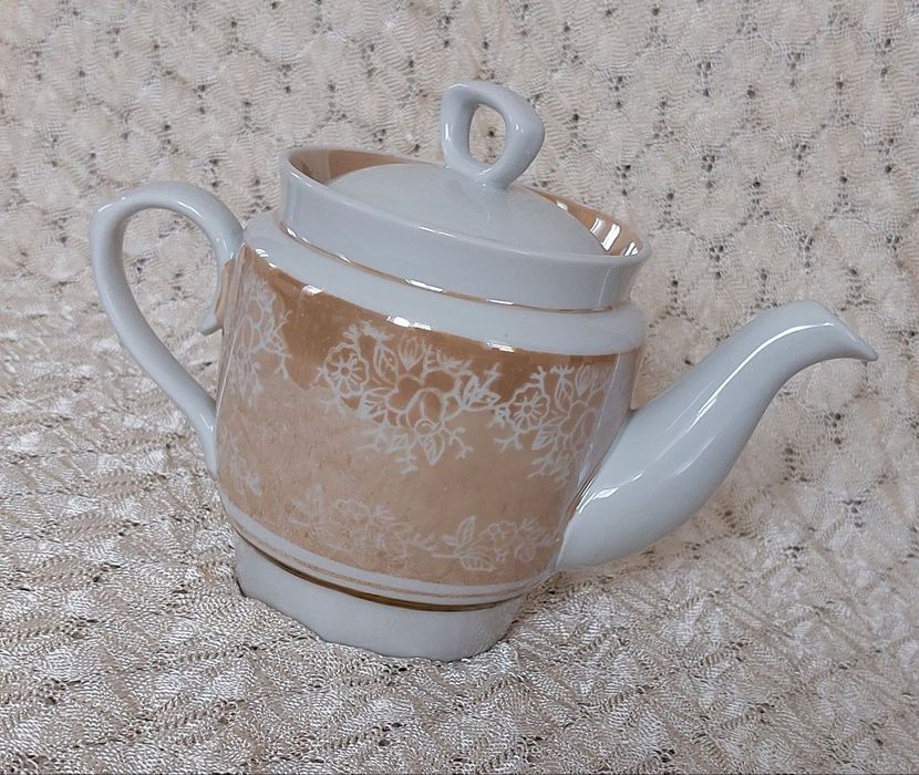 Фарфоровый чайник