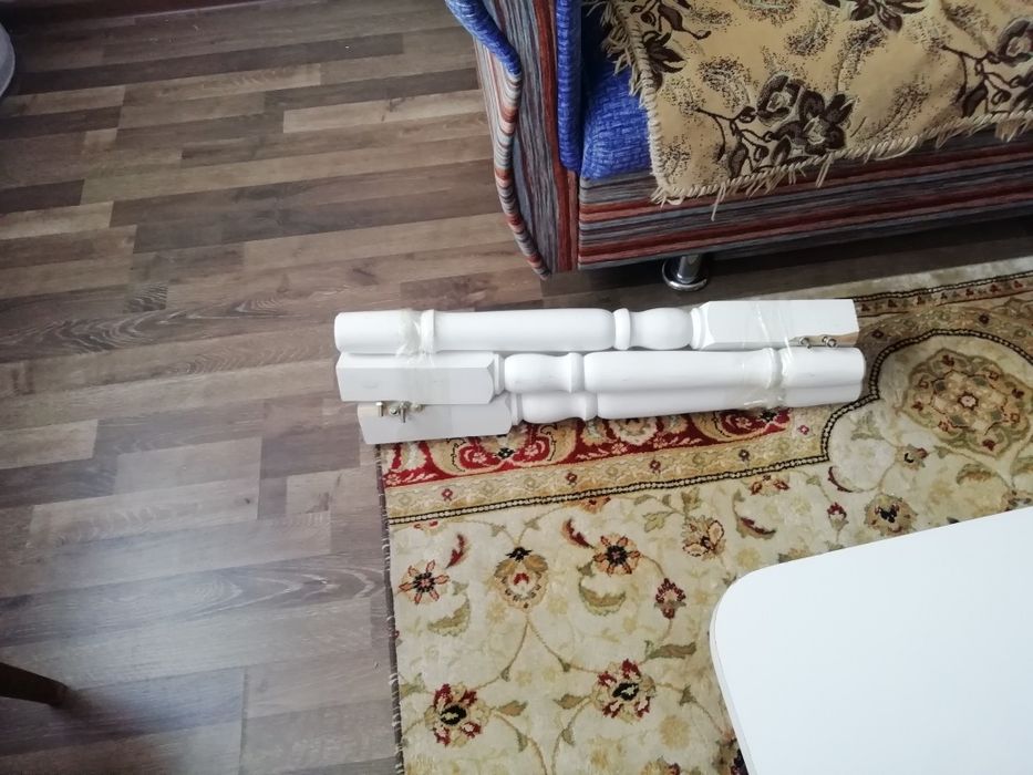 Кухонный стол белого цвета