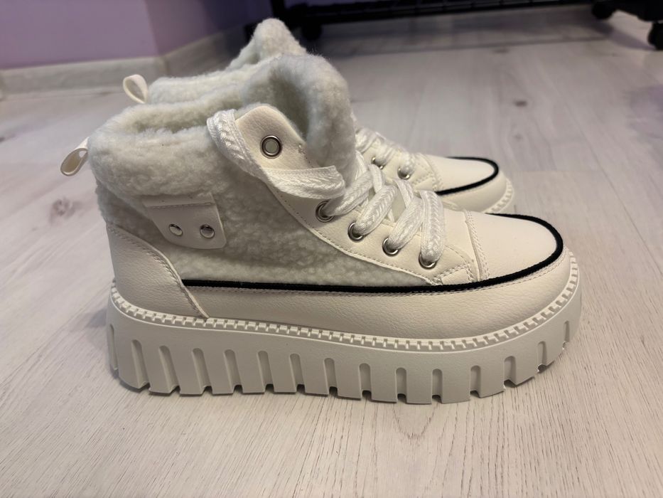 Топли, удобни бели боти