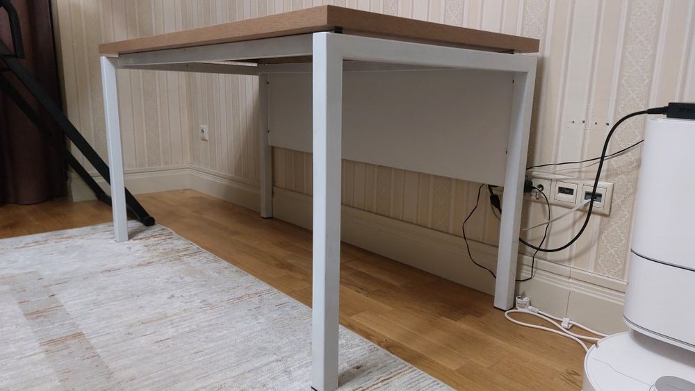Стол на металлическом каркасе 135*70