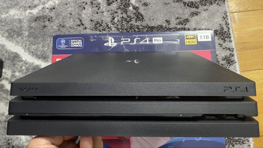 PS4 Pro 1TB + 2 controllere + jocuri