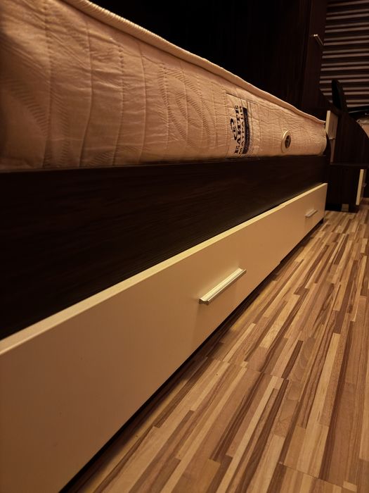 Двуетажно легло с два матрака.