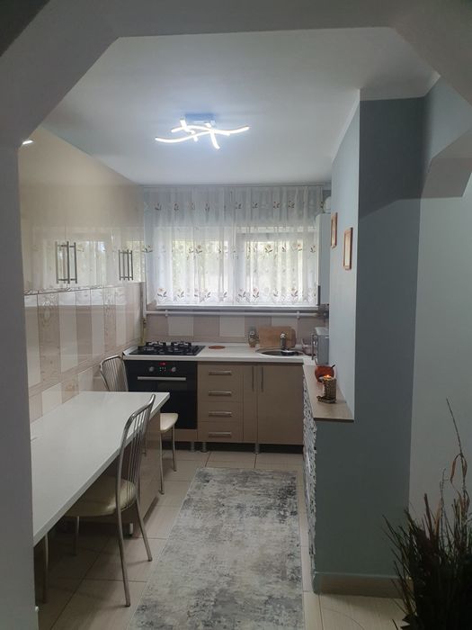 Apartament cu 3 camere decomandat.