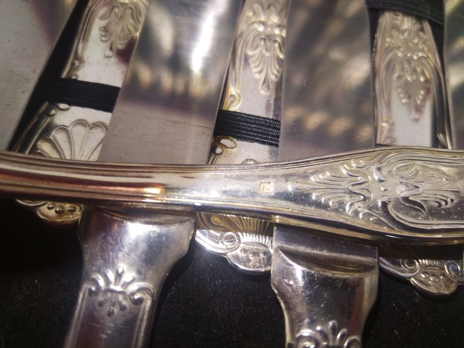 Италиански посребрени прибори за хранене. 
Комплекта е в кутия и е за