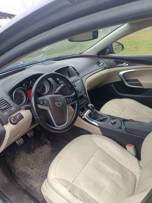 Vând Opel Insignia