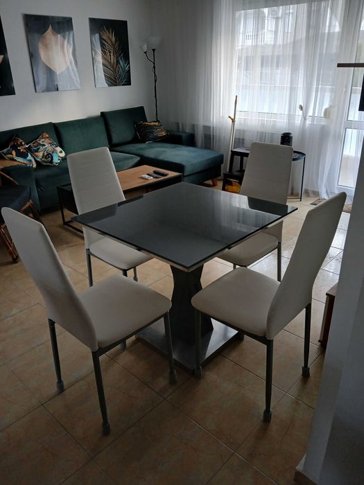 Обеденный стол и четыре стула