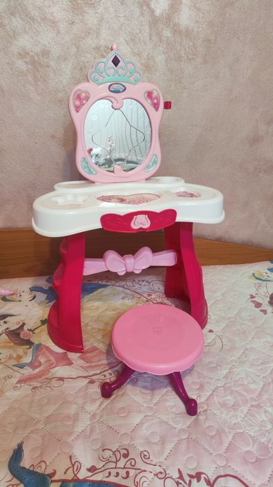 Музикална и светеща  тоалетка