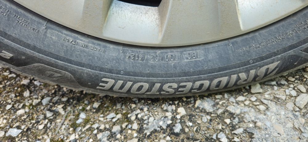 Гуми Brigestone - 215/65/17, с джанти и тазове за Шкода комлект 4 бр.