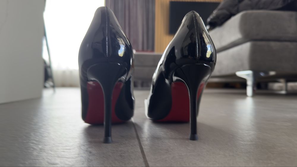 Черни лачени токчета