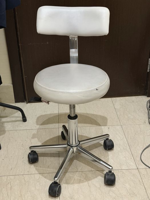 Стул на колесиках