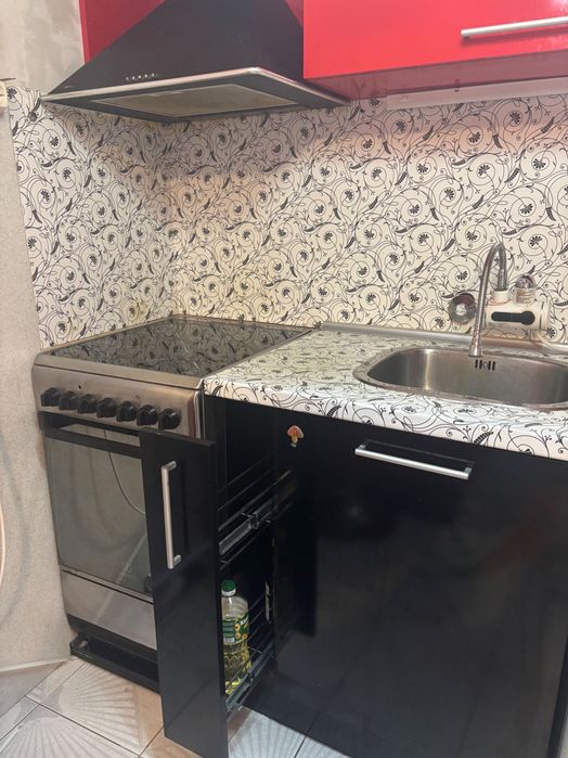 Кухня с островче с шкафчета