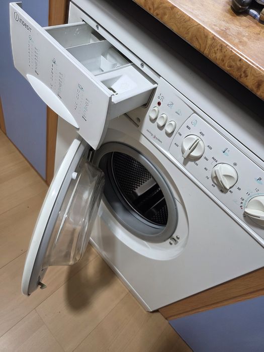 Продаю  стиральную машину Indesit