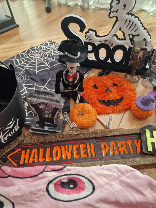 Продавам HALLOWEEN украса и одеяла