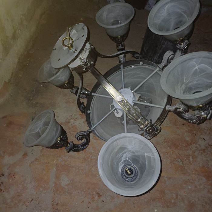 Продам люстры рабочие