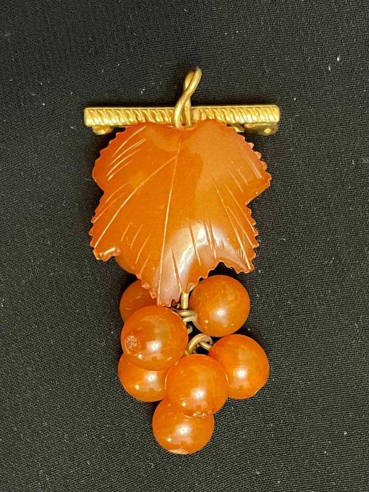 Винтажная янтарная брошь "Виноградная гроздь"