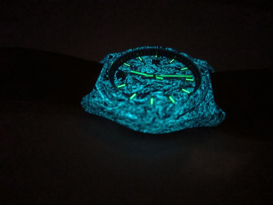 Ceas Time Token, fibra de carbon infuzata cu fosfor.
