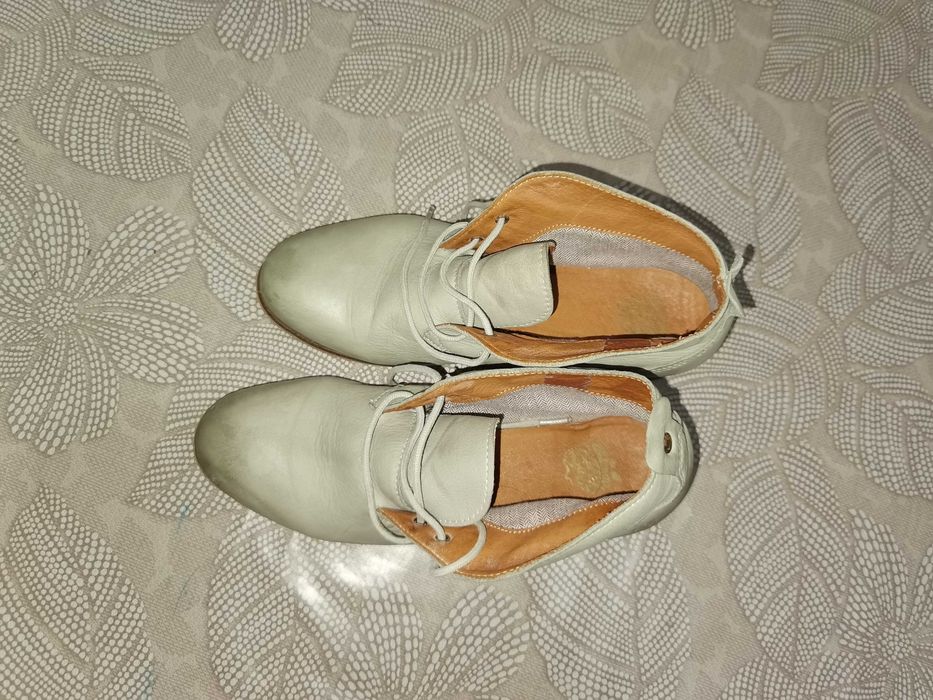 Светло сиви обувки от естествена кожа