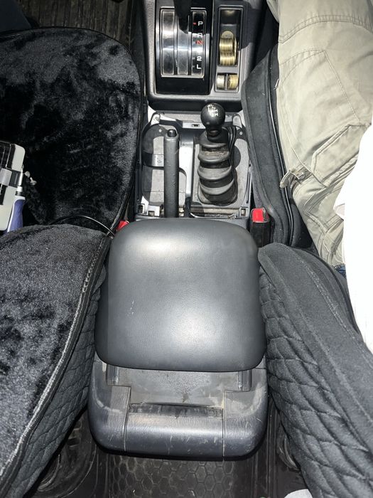 Продам подлокотник suzuki escudo 1