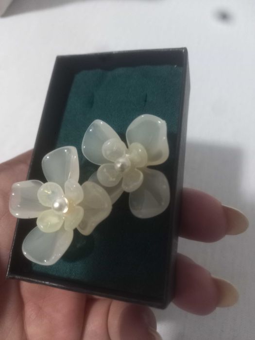 Продам серьги за 4000 тг в стиле кореиских моделей