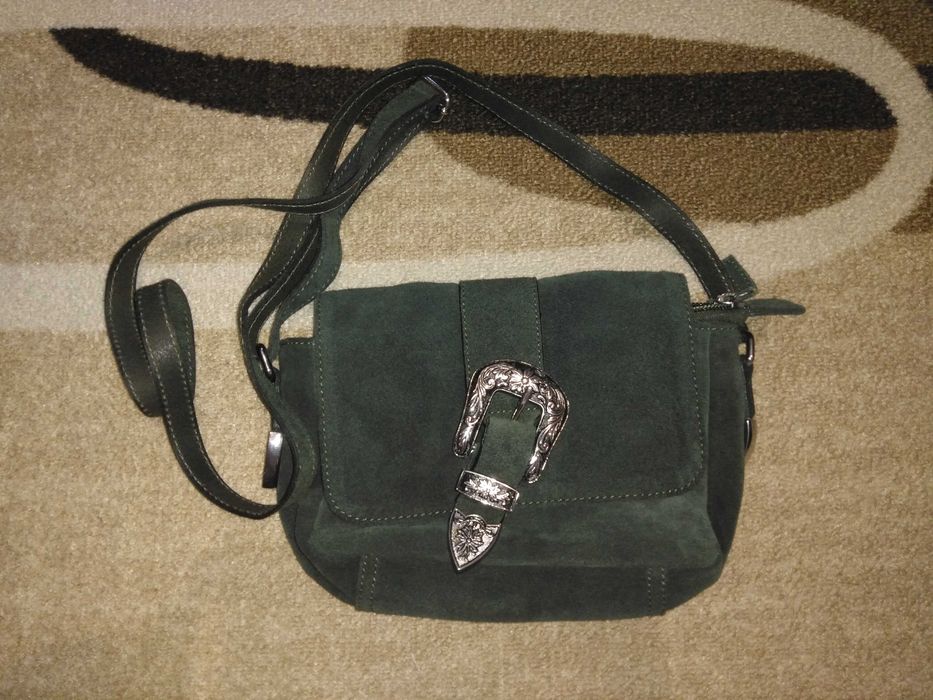 Продавам малка дамска чанта с дълга дръжка