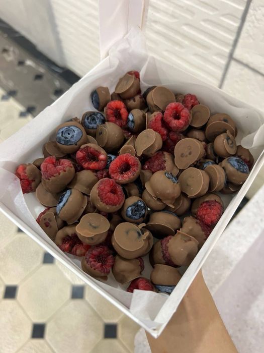 Клубника в шоколаде банан апельсин голубика