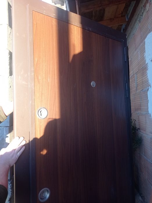 Нова блиндирана входна врата