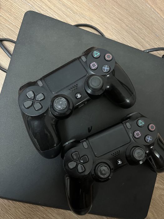 ПРОДАЮ пс 4 с двумя джойстиками