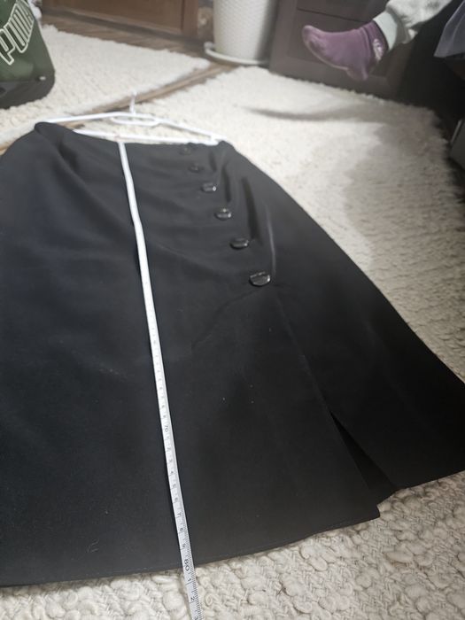 Fusta dreapta cu nasturi pe picior