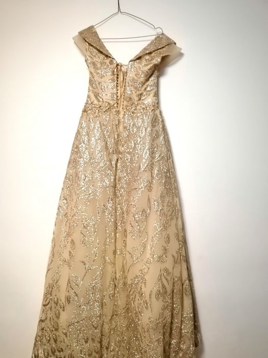 Rochie nouă, de eveniment tip sirenă cu trenă, pe corp.