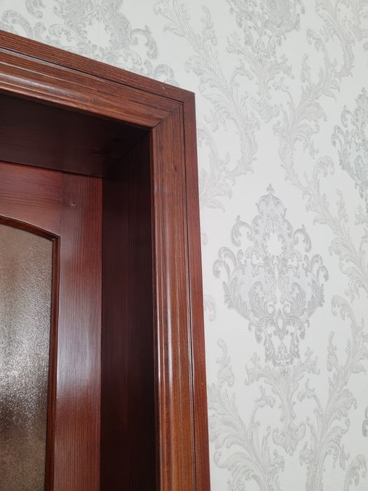 Дверь из настоящего дерева.