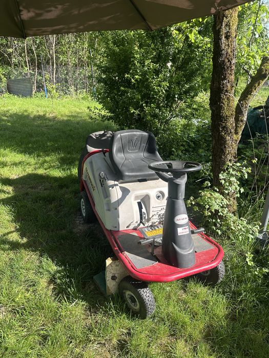 Tractoraș tuns gazon. Nu pornește.