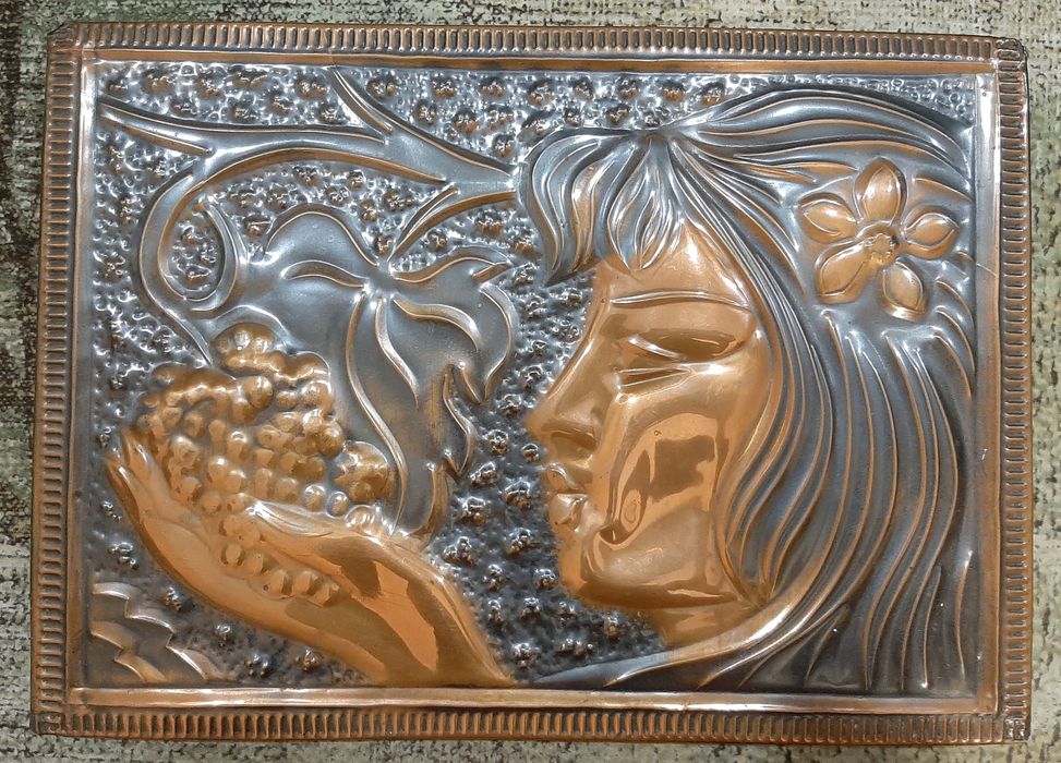 Чеканка Девушка с виноградом