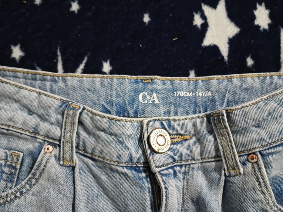 Vând pantaloni scurți de blugii