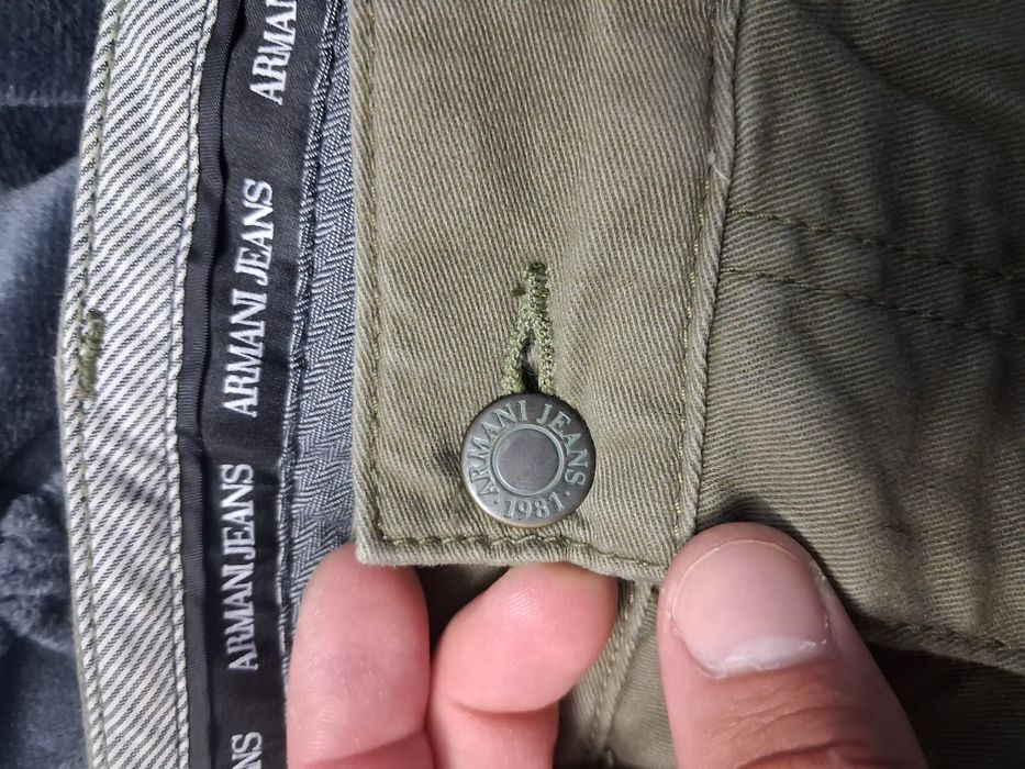 Vand pantaloni Armani jeans