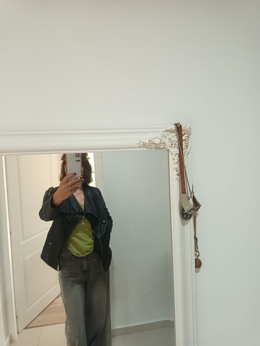 Geaca rock piele moale ,cu tinte 38 -40