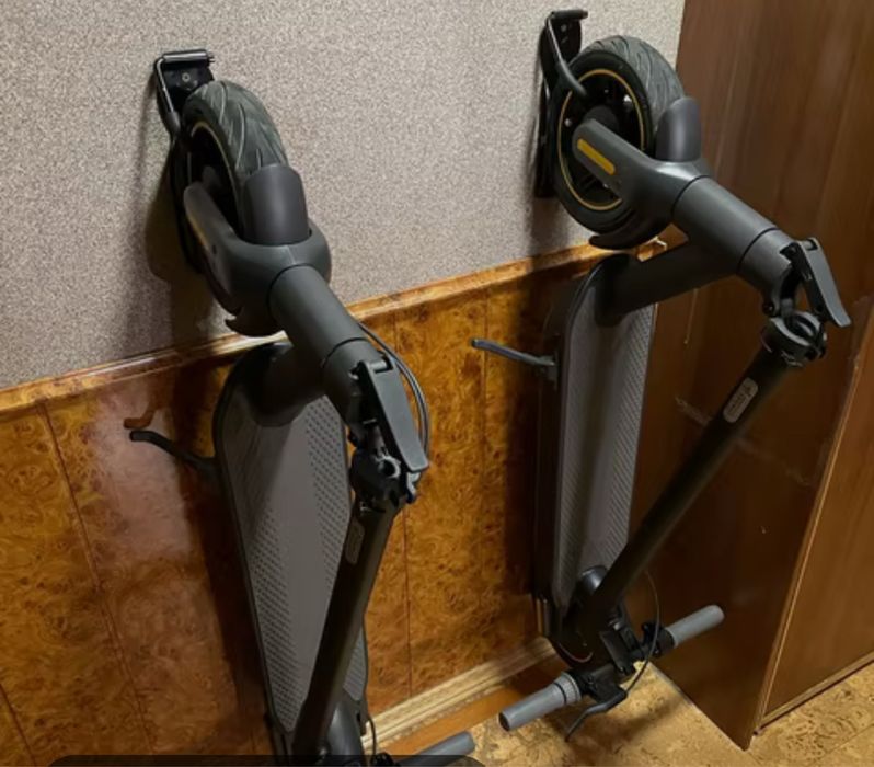 Настенный держатель самоката