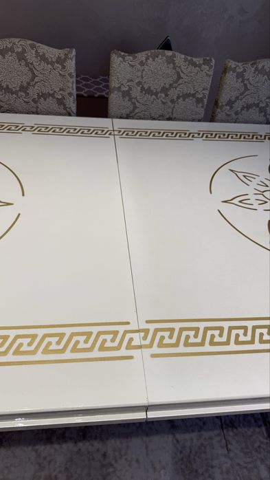 Стол для гостей или гостинной