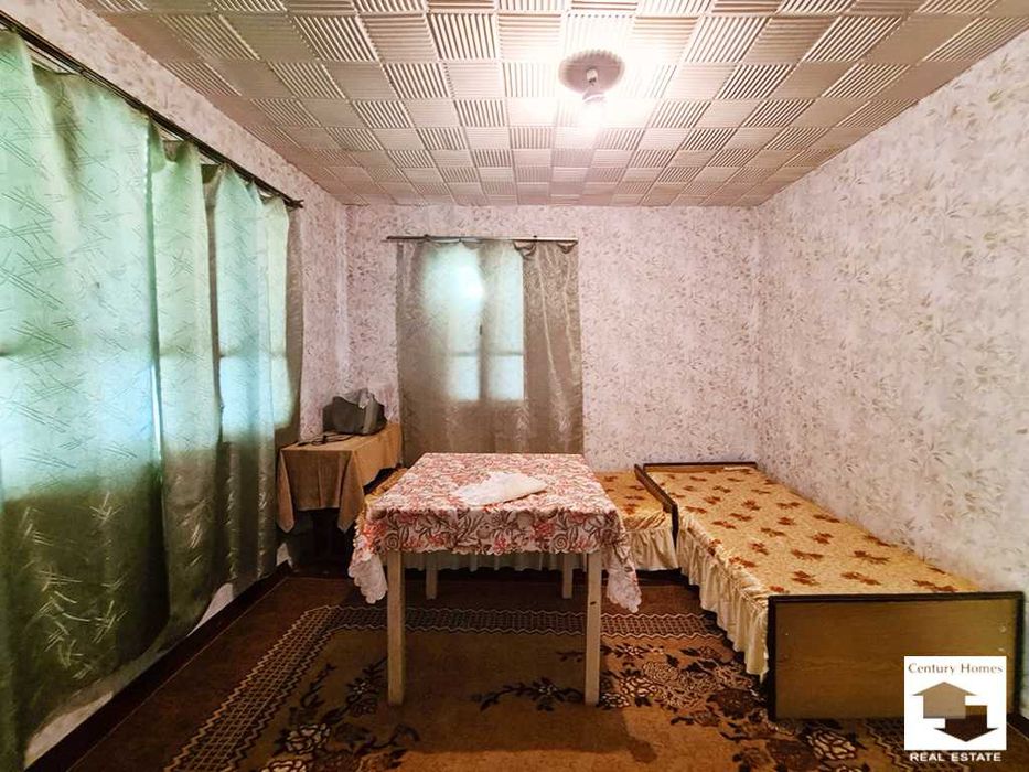 140327 Едноетажна къща с равен двор и кладенец в с. Бутово