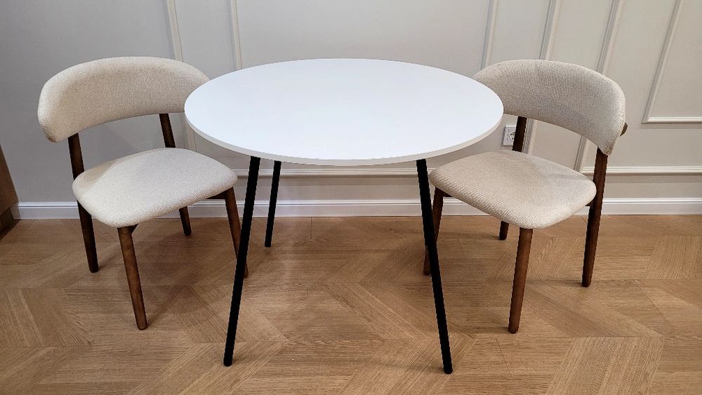 Продам обеденный стол и 2 стула