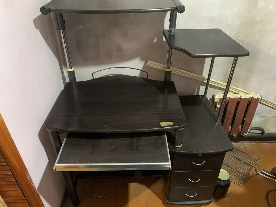 Продам компьютерный стол