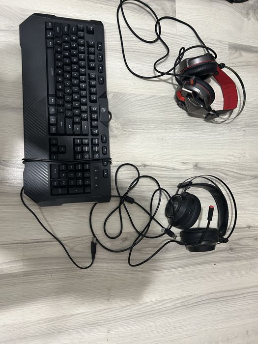2 casti de gaming o tastatura de gaming