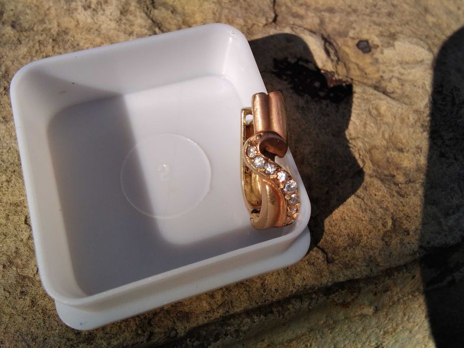 Златна обица  Полусърце