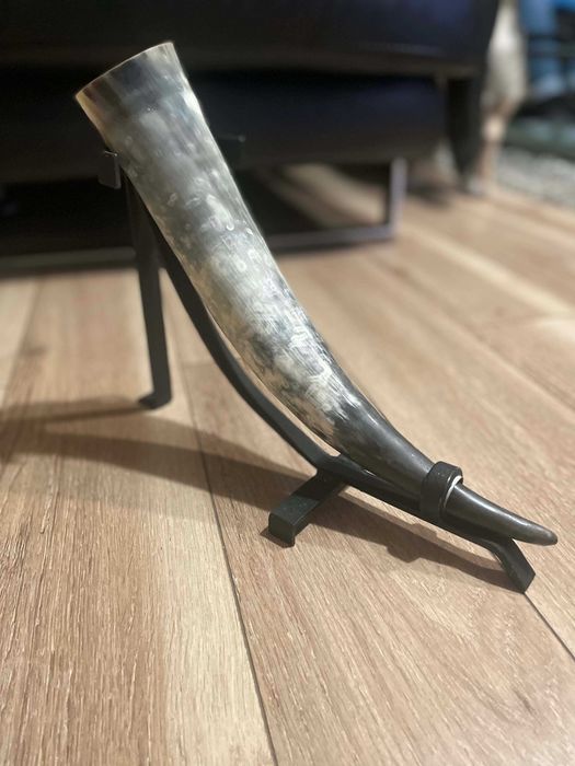 Corn mare de baut vin/bere din corn natural de bovina, cu suport metal