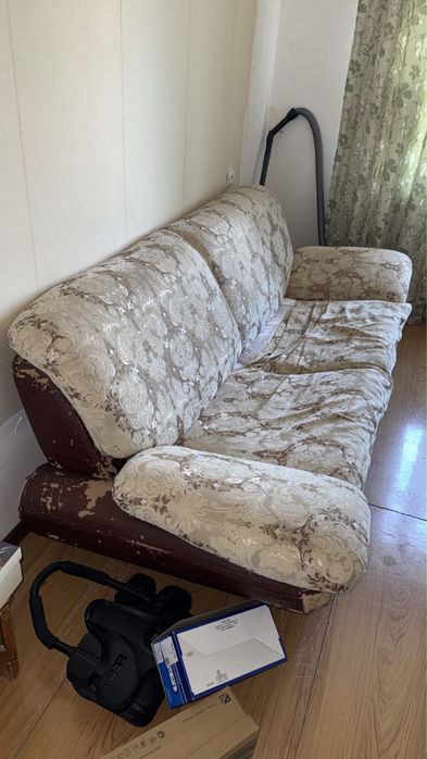 Отдам бесплатно диван рабочий
