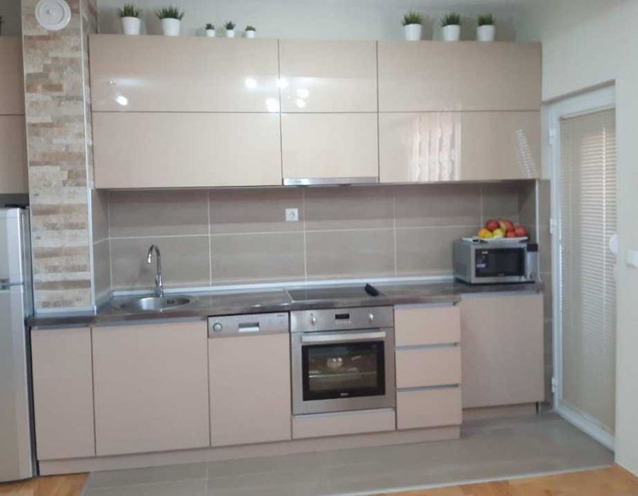 Дава се под наем Тристаен апартамент в Бургас, Изгрев - 85 кв.м за 510 € - Снимка #2