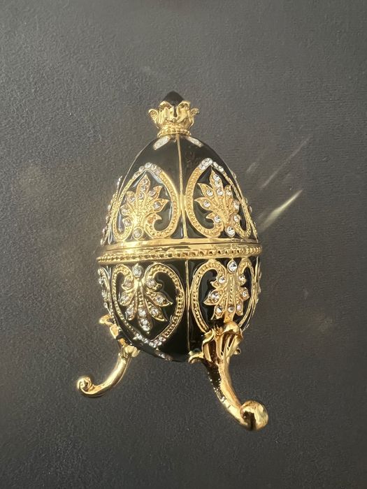 Точно копие на Яйце на Фаберже. Оригиналът се намира в Музей на Фаберже, Санкт Петербург.
