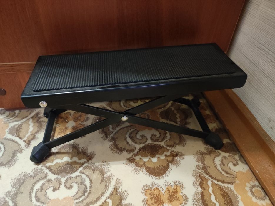 Продам гитару с чехлом и подножкой