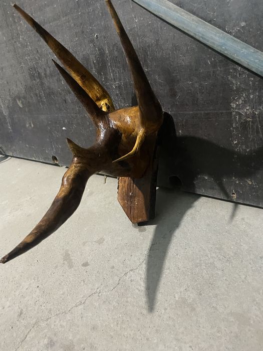 Скульптура рога из дерева