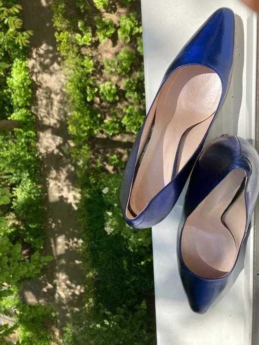 Pantofi din piele albastru metalizat marimea 40