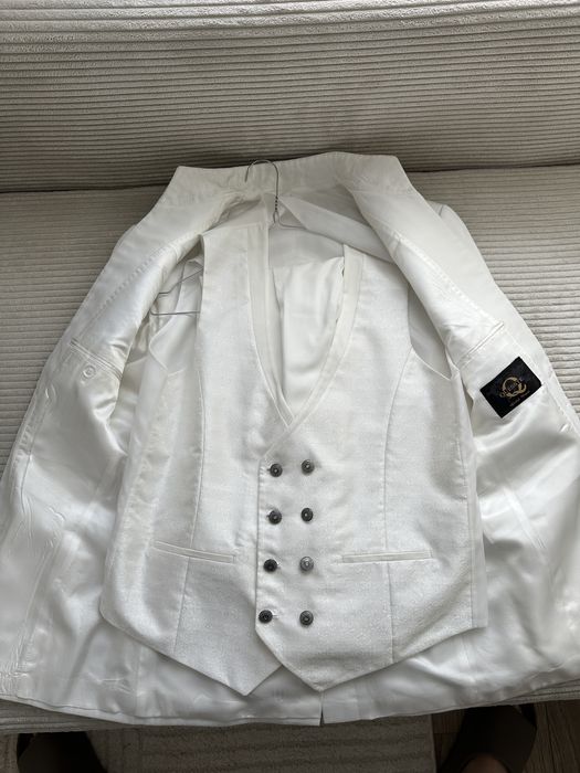 Costum mire alb cu pantaloni negri